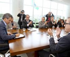 O governador Beto Richa assinou nesta quarta-feira, 08, termo de cooperação técnica para realização do Programa de Residência Técnica Ambiental entre as secretarias, do Meio Ambiente e Recursos Hídricos e da Ciência, Tecnologia e Ensino Superior. Participaram: os secretários; do Meio Ambiente, Antônio Carlos Bonetti e do Ensino Superior, João Carlos Gomes, entre outros. Curitiba, 08-11-17 Foto:Jaelson Lucas / ANPr.