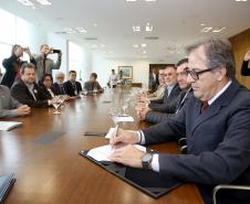 O governador Beto Richa assinou nesta quarta-feira, 08, termo de cooperação técnica para realização do Programa de Residência Técnica Ambiental entre as secretarias, do Meio Ambiente e Recursos Hídricos e da Ciência, Tecnologia e Ensino Superior. Participaram: os secretários; do Meio Ambiente, Antônio Carlos Bonetti e do Ensino Superior, João Carlos Gomes, entre outros. Curitiba, 08-11-17 Foto:Jaelson Lucas / ANPr.