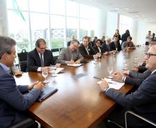 O governador Beto Richa assinou nesta quarta-feira, 08, termo de cooperação técnica para realização do Programa de Residência Técnica Ambiental entre as secretarias, do Meio Ambiente e Recursos Hídricos e da Ciência, Tecnologia e Ensino Superior. Participaram: os secretários; do Meio Ambiente, Antônio Carlos Bonetti e do Ensino Superior, João Carlos Gomes, entre outros. Curitiba, 08-11-17 Foto:Jaelson Lucas / ANPr.
