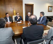 O governador Beto Richa assinou nesta quarta-feira, 08, termo de cooperação técnica para realização do Programa de Residência Técnica Ambiental entre as secretarias, do Meio Ambiente e Recursos Hídricos e da Ciência, Tecnologia e Ensino Superior. Participaram: os secretários; do Meio Ambiente, Antônio Carlos Bonetti e do Ensino Superior, João Carlos Gomes, entre outros. Curitiba, 08-11-17 Foto:Jaelson Lucas / ANPr.