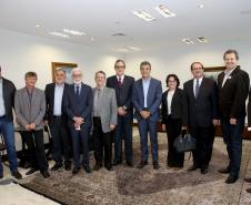 O governador Beto Richa assinou nesta quarta-feira, 08, termo de cooperação técnica para realização do Programa de Residência Técnica Ambiental entre as secretarias, do Meio Ambiente e Recursos Hídricos e da Ciência, Tecnologia e Ensino Superior. Participaram: os secretários; do Meio Ambiente, Antônio Carlos Bonetti e do Ensino Superior, João Carlos Gomes, entre outros. Curitiba, 08-11-17 Foto:Jaelson Lucas / ANPr.