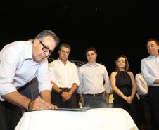 O governador Beto Richa autorizou nesta quinta-feira (16), em Francisco Beltrão, no Sudoeste, repasse de R$ 46,6 milhões para a instalação de um sistema de drenagem no rio Marrecas. Richa também assinou convênio para a construção de dois poços tubulares para o abastecimento de água em áreas rurais do município. O prefeito Cleber Fontana participou da solenidade de assinatura. Francisco Beltrão,16/11/2017 Foto:Jaelson Lucas / ANPr