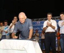 O governador Beto Richa autorizou nesta quinta-feira (16), em Francisco Beltrão, no Sudoeste, repasse de R$ 46,6 milhões para a instalação de um sistema de drenagem no rio Marrecas. Richa também assinou convênio para a construção de dois poços tubulares para o abastecimento de água em áreas rurais do município. O prefeito Cleber Fontana participou da solenidade de assinatura. Francisco Beltrão,16/11/2017 Foto:Jaelson Lucas / ANPr