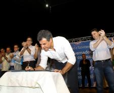O governador Beto Richa autorizou nesta quinta-feira (16), em Francisco Beltrão, no Sudoeste, repasse de R$ 46,6 milhões para a instalação de um sistema de drenagem no rio Marrecas. Richa também assinou convênio para a construção de dois poços tubulares para o abastecimento de água em áreas rurais do município. O prefeito Cleber Fontana participou da solenidade de assinatura. Francisco Beltrão,16/11/2017 Foto:Jaelson Lucas / ANPr