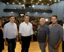 O governador Beto Richa autorizou nesta quinta-feira (16), em Francisco Beltrão, no Sudoeste, repasse de R$ 46,6 milhões para a instalação de um sistema de drenagem no rio Marrecas. Richa também assinou convênio para a construção de dois poços tubulares para o abastecimento de água em áreas rurais do município. O prefeito Cleber Fontana participou da solenidade de assinatura. Francisco Beltrão,16/11/2017 Foto:Jaelson Lucas / ANPr