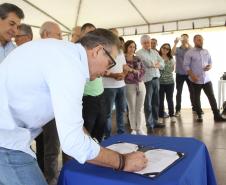O governador Beto Richa inaugurou nesta sexta-feira (17) as melhorias do Monumento Natural Salto São João, localizado em Prudentópolis, no Centro-Sul do Paraná. A obra recebeu investimento de R$ 2,5 milhões, feito pelo Governo do Estado. O prefeito do município, Adelmo Klosowski; o diretor-presidente do IAP, Tarcísio Mossato; o presidente da Assembleia Legislativa, Ademar Traiano e demais autoridades também participaram da solenidade. Prudentópolis,17/11/2017 Foto:Jaelson Lucas / ANPr