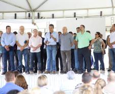 O governador Beto Richa inaugurou nesta sexta-feira (17) as melhorias do Monumento Natural Salto São João, localizado em Prudentópolis, no Centro-Sul do Paraná. A obra recebeu investimento de R$ 2,5 milhões, feito pelo Governo do Estado. O prefeito do município, Adelmo Klosowski; o diretor-presidente do IAP, Tarcísio Mossato; o presidente da Assembleia Legislativa, Ademar Traiano e demais autoridades também participaram da solenidade. Prudentópolis,17/11/2017 Foto:Jaelson Lucas / ANPr