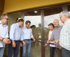 O governador Beto Richa inaugurou nesta sexta-feira (17) as melhorias do Monumento Natural Salto São João, localizado em Prudentópolis, no Centro-Sul do Paraná. A obra recebeu investimento de R$ 2,5 milhões, feito pelo Governo do Estado. O prefeito do município, Adelmo Klosowski; o diretor-presidente do IAP, Tarcísio Mossato; o presidente da Assembleia Legislativa, Ademar Traiano e demais autoridades também participaram da solenidade. Prudentópolis,17/11/2017 Foto:Jaelson Lucas / ANPr