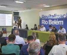 Governadora em exercício Cida Borghetti, prefeito de curitiba, Rafael Greca, pesidente da Sanepar Mounir Chaowiche vice-prefeito de Curitiba, Eduardo Pimentel e secretário do meio ambiente, Antonio Carlos Bonetti, assinam o convênio do plano de revitalização do Rio Belém.Curitiba, 14122017Foto: Orlando Kissner / ANPr