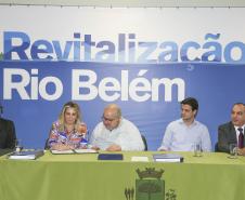 Governadora em exercício Cida Borghetti, prefeito de curitiba, Rafael Greca, pesidente da Sanepar Mounir Chaowiche vice-prefeito de Curitiba, Eduardo Pimentel e secretário do meio ambiente, Antonio Carlos Bonetti, assinam o convênio do plano de revitalização do Rio Belém.Curitiba, 14122017Foto: Orlando Kissner / ANPr