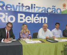 Governadora em exercício Cida Borghetti, prefeito de curitiba, Rafael Greca, pesidente da Sanepar Mounir Chaowiche vice-prefeito de Curitiba, Eduardo Pimentel e secretário do meio ambiente, Antonio Carlos Bonetti, assinam o convênio do plano de revitalização do Rio Belém.Curitiba, 14122017Foto: Orlando Kissner / ANPr