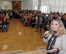 A governadora Cida Borghetti, assina convênios na área da saúde, com vários prefeitos. Presentes: secretário da Saúde, Antonio Carlos Nardi, de Meio Ambiênte, Antonio Carlos Bonetti, presidente do BRDE, Orlando Pessuti, os deputados, Pedro Lupion, Maria Victória, André Bueno, Artagão Junior, Douglas Fabrício, Élio Rusch, Nelson Justus, entre outros.Curitiba, 06-06-18.Foto: Arnaldo Alves / ANPr.