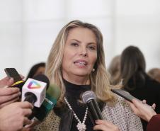A governadora Cida Borghetti, assina convênios na área da saúde, com vários prefeitos. Presentes: secretário da Saúde, Antonio Carlos Nardi, de Meio Ambiênte, Antonio Carlos Bonetti, presidente do BRDE, Orlando Pessuti, os deputados, Pedro Lupion, Maria Victória, André Bueno, Artagão Junior, Douglas Fabrício, Élio Rusch, Nelson Justus, entre outros.Curitiba, 06-06-18.Foto: Arnaldo Alves / ANPr.