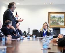 O Governo do Paraná vai recompensar os proprietários de imóveis urbanos ou rurais para que protejam as áreas naturais situadas em suas propriedades. A governadora Cida Borghetti lançou nesta quarta-feira (27) o projeto de Pagamento de Serviços Ambientais (PSA), que vai conceder incentivos econômicos para quem conservar estas áreas.Curitiba, 27/06/2018.Foto: José Fernando Ogura/ANPr