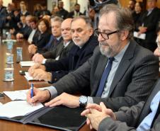 O Governo do Paraná vai recompensar os proprietários de imóveis urbanos ou rurais para que protejam as áreas naturais situadas em suas propriedades. A governadora Cida Borghetti lançou nesta quarta-feira (27) o projeto de Pagamento de Serviços Ambientais (PSA), que vai conceder incentivos econômicos para quem conservar estas áreas.Curitiba, 27/06/2018.Foto: José Fernando Ogura/ANPr