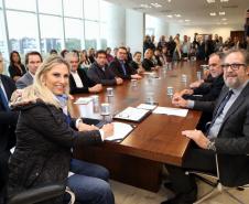 O Governo do Paraná vai recompensar os proprietários de imóveis urbanos ou rurais para que protejam as áreas naturais situadas em suas propriedades. A governadora Cida Borghetti lançou nesta quarta-feira (27) o projeto de Pagamento de Serviços Ambientais (PSA), que vai conceder incentivos econômicos para quem conservar estas áreas.Curitiba, 27/06/2018.Foto: José Fernando Ogura/ANPr