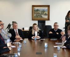 Governadora Cida Borghetti assina o decreto que regulamenta a lei estadual 18.295, de 2014. A medida dispõe sobre formas, prazos e procedimentos para a regularização ambiental de propriedades rurais, e atende dispositivos da lei federal 12.651, que estabeleceu o Novo Código Florestal brasileiro.  -   Curitiba, 29/10/2018   -  Foto: Jonas Oliveira/Governadoria