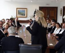 Governadora Cida Borghetti assina o decreto que regulamenta a lei estadual 18.295, de 2014. A medida dispõe sobre formas, prazos e procedimentos para a regularização ambiental de propriedades rurais, e atende dispositivos da lei federal 12.651, que estabeleceu o Novo Código Florestal brasileiro.  -   Curitiba, 29/10/2018   -  Foto: Jonas Oliveira/Governadoria
