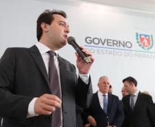 O governador Carlos Massa Ratinho Junior afirmou nesta terça-feira (12) que o Governo do Estado vai agilizar os processos de licenciamento ambiental para aliar a sustentabilidade com o desenvolvimento econômico do Estado. Ele deu posse, em cerimônia no Palácio Iguaçu, ao secretário de Estado do Desenvolvimento Sustentável e Turismo, Marcio Nunes, e aos presidentes das autarquias vinculadas à pasta.  _  Curitiba, 12/02/2019  -  Foto: José Fernando Ogura/ANPr