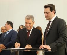O governador Carlos Massa Ratinho Junior afirmou nesta terça-feira (12) que o Governo do Estado vai agilizar os processos de licenciamento ambiental para aliar a sustentabilidade com o desenvolvimento econômico do Estado. Ele deu posse, em cerimônia no Palácio Iguaçu, ao secretário de Estado do Desenvolvimento Sustentável e Turismo, Marcio Nunes, e aos presidentes das autarquias vinculadas à pasta.  _  Curitiba, 12/02/2019  -  Foto: José Fernando Ogura/ANPr
