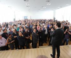 O governador Carlos Massa Ratinho Junior afirmou nesta terça-feira (12) que o Governo do Estado vai agilizar os processos de licenciamento ambiental para aliar a sustentabilidade com o desenvolvimento econômico do Estado. Ele deu posse, em cerimônia no Palácio Iguaçu, ao secretário de Estado do Desenvolvimento Sustentável e Turismo, Marcio Nunes, e aos presidentes das autarquias vinculadas à pasta.  _  Curitiba, 12/02/2019  -  Foto: José Fernando Ogura/ANPr