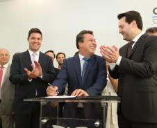 O governador Carlos Massa Ratinho Junior afirmou nesta terça-feira (12) que o Governo do Estado vai agilizar os processos de licenciamento ambiental para aliar a sustentabilidade com o desenvolvimento econômico do Estado. Ele deu posse, em cerimônia no Palácio Iguaçu, ao secretário de Estado do Desenvolvimento Sustentável e Turismo, Marcio Nunes, e aos presidentes das autarquias vinculadas à pasta.  _  Curitiba, 12/02/2019  -  Foto: José Fernando Ogura/ANPr