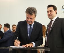 O governador Carlos Massa Ratinho Junior afirmou nesta terça-feira (12) que o Governo do Estado vai agilizar os processos de licenciamento ambiental para aliar a sustentabilidade com o desenvolvimento econômico do Estado. Ele deu posse, em cerimônia no Palácio Iguaçu, ao secretário de Estado do Desenvolvimento Sustentável e Turismo, Marcio Nunes, e aos presidentes das autarquias vinculadas à pasta.  _  Curitiba, 12/02/2019  -  Foto: José Fernando Ogura/ANPr