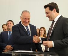 O governador Carlos Massa Ratinho Junior afirmou nesta terça-feira (12) que o Governo do Estado vai agilizar os processos de licenciamento ambiental para aliar a sustentabilidade com o desenvolvimento econômico do Estado. Ele deu posse, em cerimônia no Palácio Iguaçu, ao secretário de Estado do Desenvolvimento Sustentável e Turismo, Marcio Nunes, e aos presidentes das autarquias vinculadas à pasta.  _  Curitiba, 12/02/2019  -  Foto: José Fernando Ogura/ANPr