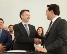 O governador Carlos Massa Ratinho Junior afirmou nesta terça-feira (12) que o Governo do Estado vai agilizar os processos de licenciamento ambiental para aliar a sustentabilidade com o desenvolvimento econômico do Estado. Ele deu posse, em cerimônia no Palácio Iguaçu, ao secretário de Estado do Desenvolvimento Sustentável e Turismo, Marcio Nunes, e aos presidentes das autarquias vinculadas à pasta.  _  Curitiba, 12/02/2019  -  Foto: José Fernando Ogura/ANPr