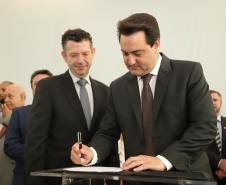 O governador Carlos Massa Ratinho Junior afirmou nesta terça-feira (12) que o Governo do Estado vai agilizar os processos de licenciamento ambiental para aliar a sustentabilidade com o desenvolvimento econômico do Estado. Ele deu posse, em cerimônia no Palácio Iguaçu, ao secretário de Estado do Desenvolvimento Sustentável e Turismo, Marcio Nunes, e aos presidentes das autarquias vinculadas à pasta.  _  Curitiba, 12/02/2019  -  Foto: José Fernando Ogura/ANPr