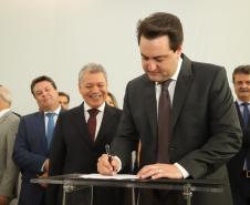 O governador Carlos Massa Ratinho Junior afirmou nesta terça-feira (12) que o Governo do Estado vai agilizar os processos de licenciamento ambiental para aliar a sustentabilidade com o desenvolvimento econômico do Estado. Ele deu posse, em cerimônia no Palácio Iguaçu, ao secretário de Estado do Desenvolvimento Sustentável e Turismo, Marcio Nunes, e aos presidentes das autarquias vinculadas à pasta.  _  Curitiba, 12/02/2019  -  Foto: José Fernando Ogura/ANPr