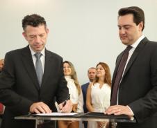 O governador Carlos Massa Ratinho Junior afirmou nesta terça-feira (12) que o Governo do Estado vai agilizar os processos de licenciamento ambiental para aliar a sustentabilidade com o desenvolvimento econômico do Estado. Ele deu posse, em cerimônia no Palácio Iguaçu, ao secretário de Estado do Desenvolvimento Sustentável e Turismo, Marcio Nunes, e aos presidentes das autarquias vinculadas à pasta.  _  Curitiba, 12/02/2019  -  Foto: José Fernando Ogura/ANPr