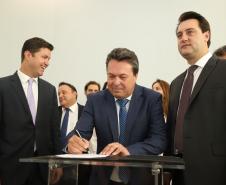 O governador Carlos Massa Ratinho Junior afirmou nesta terça-feira (12) que o Governo do Estado vai agilizar os processos de licenciamento ambiental para aliar a sustentabilidade com o desenvolvimento econômico do Estado. Ele deu posse, em cerimônia no Palácio Iguaçu, ao secretário de Estado do Desenvolvimento Sustentável e Turismo, Marcio Nunes, e aos presidentes das autarquias vinculadas à pasta.  _  Curitiba, 12/02/2019  -  Foto: José Fernando Ogura/ANPr