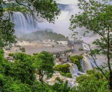 O governador Carlos Massa Ratinho Junior participou nesta quinta-feira (10), em Foz do Iguaçu, da solenidade em comemoração aos 80 anos do Parque Nacional do Iguaçu.  Considerado uma das mais belas reservas ecológicas do mundo, o Parque Nacional do Iguaçu tem 225 mil hectares e é reconhecido pela Unesco como Patrimônio Natural da Humanidade. Foz do Iguaçu,10/01/2018 Foto:Jaelson Lucas / ANPr