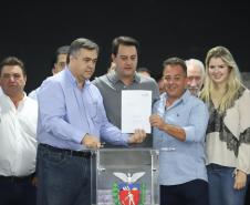 O governador Carlos Massa Ratinho Junior afirmou nesta sexta-feira (12), em encontro com prefeitos de cidades da região Norte, realizado na ExpoLondrina, que o programa de transferência da sede administrativa para cidades do interior fortalece a presença do governo junto à população e agiliza o encaminhamento das demandas regionais.  -  Londrina, 12/04/2019  -  Foto: Rodrigo Félix Leal/ANPr