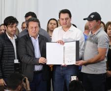 Mais 56 famílias recebem títulos de propriedade de seus imóveis
