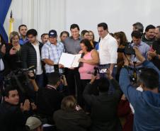 Mais 56 famílias recebem títulos de propriedade de seus imóveis
