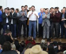 Mais 56 famílias recebem títulos de propriedade de seus imóveis
