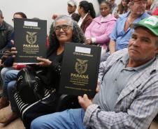 Mais 56 famílias recebem títulos de propriedade de seus imóveis
