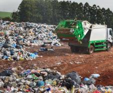 Governo e municípios discutem gestão de resíduos urbanos