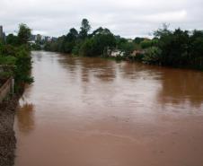 Durante as fortes chuvas ocorridas no mês de junho, as famílias que vivem nas proximidades do rio Marrecas, em Francisco Beltrão, na região Sudoeste do Paraná, puderam ser avisadas com três horas de antecedência de que o nível do rio iria subir. O rio também passa por obras de drenagem, que já aumentar a sua vazão.