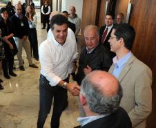Governador Beto Richa acompanhado pelo, secretário de Meio Ambiente, Luiz Eduardo Cheida, presidente do Ibama, Volney Zanardi Júnior, superintendente do Ibama, Jorge Calado, diretor-presidente do IAP, Luiz Tarcisio Mossato Pinto, diretor-presidente do ITCG, Amílcar Cavalcante Cabral, diretor presidente da Mineropar, José Antonio Zem, diretor presidente do Simepar, Eduardo Alvim Leite, deputado federal Fábio Feldmann, secretário chefe da Casa Civil, Reinhold Stephanes, sub-chefe da Casa Civil, Guto