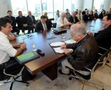 Governador Beto Richa acompanhado pelo, secretário de Meio Ambiente, Luiz Eduardo Cheida, presidente do Ibama, Volney Zanardi Júnior, superintendente do Ibama, Jorge Calado, diretor-presidente do IAP, Luiz Tarcisio Mossato Pinto, diretor-presidente do ITCG, Amílcar Cavalcante Cabral, diretor presidente da Mineropar, José Antonio Zem, diretor presidente do Simepar, Eduardo Alvim Leite, deputado federal Fábio Feldmann, secretário chefe da Casa Civil, Reinhold Stephanes, sub-chefe da Casa Civil, Guto
