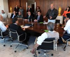 Governador Beto Richa acompanhado pelo, secretário de Meio Ambiente, Luiz Eduardo Cheida, presidente do Ibama, Volney Zanardi Júnior, superintendente do Ibama, Jorge Calado, diretor-presidente do IAP, Luiz Tarcisio Mossato Pinto, diretor-presidente do ITCG, Amílcar Cavalcante Cabral, diretor presidente da Mineropar, José Antonio Zem, diretor presidente do Simepar, Eduardo Alvim Leite, deputado federal Fábio Feldmann, secretário chefe da Casa Civil, Reinhold Stephanes, sub-chefe da Casa Civil, Guto