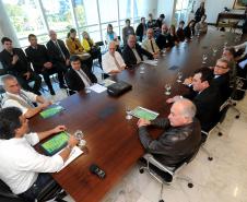 Governador Beto Richa acompanhado pelo, secretário de Meio Ambiente, Luiz Eduardo Cheida, presidente do Ibama, Volney Zanardi Júnior, superintendente do Ibama, Jorge Calado, diretor-presidente do IAP, Luiz Tarcisio Mossato Pinto, diretor-presidente do ITCG, Amílcar Cavalcante Cabral, diretor presidente da Mineropar, José Antonio Zem, diretor presidente do Simepar, Eduardo Alvim Leite, deputado federal Fábio Feldmann, secretário chefe da Casa Civil, Reinhold Stephanes, sub-chefe da Casa Civil, Guto