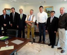 Governador Beto Richa acompanhado pelo, secretário de Meio Ambiente, Luiz Eduardo Cheida, presidente do Ibama, Volney Zanardi Júnior, superintendente do Ibama, Jorge Calado, diretor-presidente do IAP, Luiz Tarcisio Mossato Pinto, diretor-presidente do ITCG, Amílcar Cavalcante Cabral, diretor presidente da Mineropar, José Antonio Zem, diretor presidente do Simepar, Eduardo Alvim Leite, deputado federal Fábio Feldmann, secretário chefe da Casa Civil, Reinhold Stephanes, sub-chefe da Casa Civil, Guto