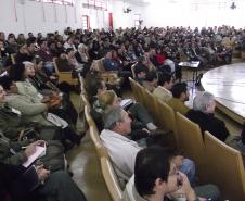 Mais de 400 pessoas de 104 municípios da região norte do Paraná participaram, nesta quinta-feira (25), da segunda Conferência Macrorregional de Meio Ambiente, em Londrina. Todas as regiões do Paraná realizarão conferências até o final de agosto com o objetivo de ampliar a discussão sobre gestão e o tratamento dos resíduos sólidos urbanos. 

