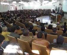 Mais de 400 pessoas de 104 municípios da região norte do Paraná participaram, nesta quinta-feira (25), da segunda Conferência Macrorregional de Meio Ambiente, em Londrina. Todas as regiões do Paraná realizarão conferências até o final de agosto com o objetivo de ampliar a discussão sobre gestão e o tratamento dos resíduos sólidos urbanos. 

