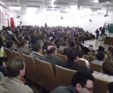 Mais de 400 pessoas de 104 municípios da região norte do Paraná participaram, nesta quinta-feira (25), da segunda Conferência Macrorregional de Meio Ambiente, em Londrina. Todas as regiões do Paraná realizarão conferências até o final de agosto com o objetivo de ampliar a discussão sobre gestão e o tratamento dos resíduos sólidos urbanos. 

