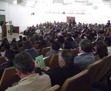 Mais de 400 pessoas de 104 municípios da região norte do Paraná participaram, nesta quinta-feira (25), da segunda Conferência Macrorregional de Meio Ambiente, em Londrina. Todas as regiões do Paraná realizarão conferências até o final de agosto com o objetivo de ampliar a discussão sobre gestão e o tratamento dos resíduos sólidos urbanos. 

